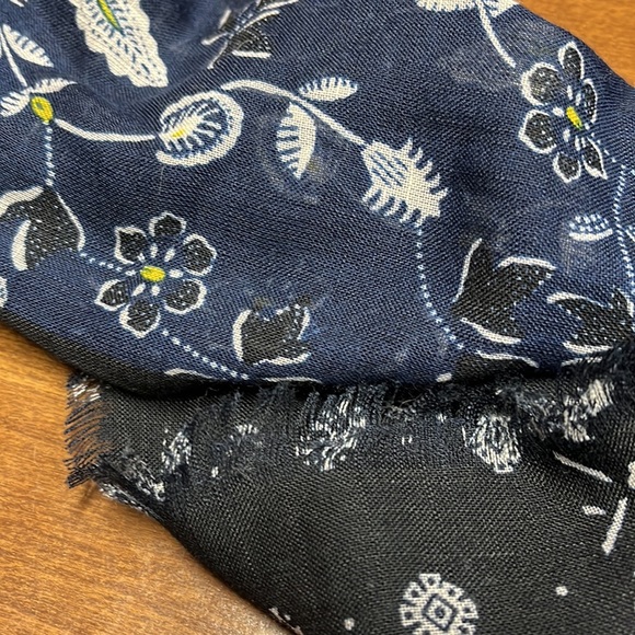 NWOT Gap Thin Scarf🧣black, navy, white, and yellow - Picture 3 of 3